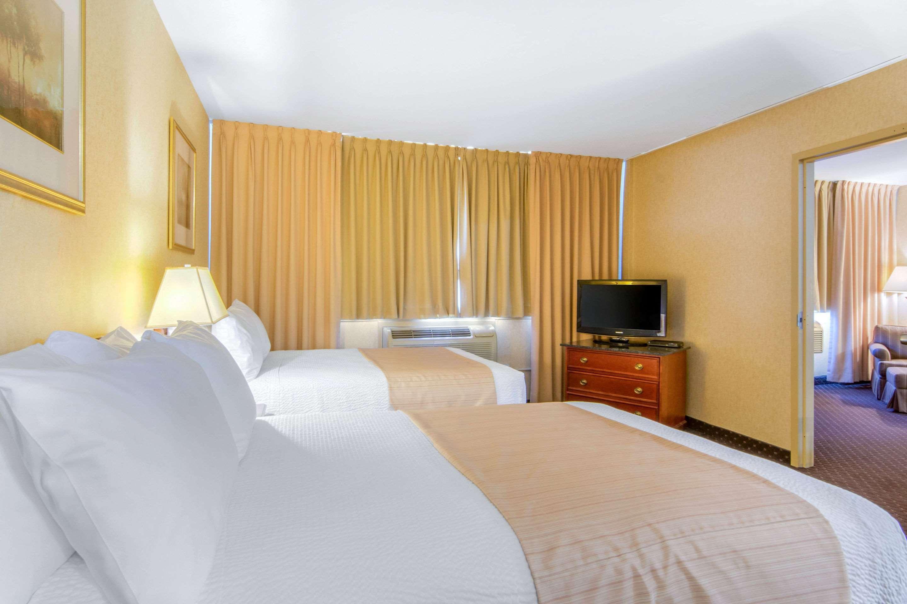 Clarion Hotel Sudbury Exterior photo